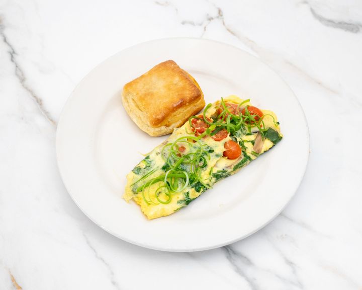 Garden omelet with tomatoes, spinach and a biscuit